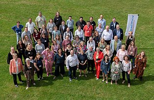 Gruppenfoto von oben auf einer Wiese mit den Teilnehmenden der Veranstaltung "Wahlarena".