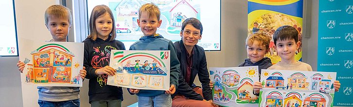 Kita-Kinder des Kinderschutzbund NRW mit der NRW-Kinder- und Jugendministerin Josefine Paul bei der Projektpräsentation „Dein gutes Recht“.