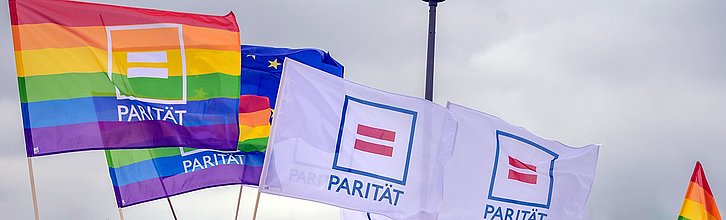 Wehende bunte und weiße Flaggen des Paritätischen