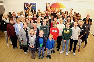 Gruppenbild mit den Mitwirkenden des Projekts "Haus für Alle" aus einer leicht erhöhten Position.