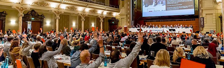 Eine Abstimmungssituation bei der Mitgliedsversammlung 2021 in der Wuppertaler Stadthalle.