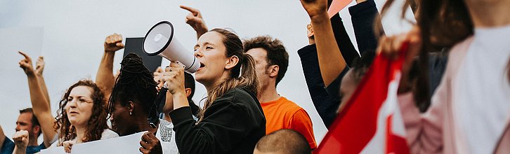 Eine protestierene Menschenmenge