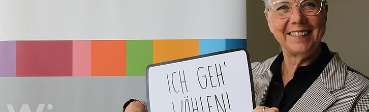 Andrea Büngeler hält ein Schild mit der Aufschrift "Ich geh' wählen!"