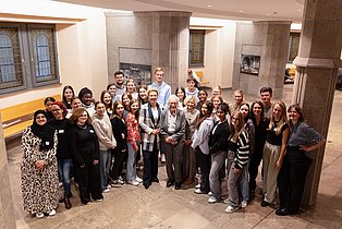 Gruppenbild vieler junger Menschen mit Ina Brandes und Eva Weyl